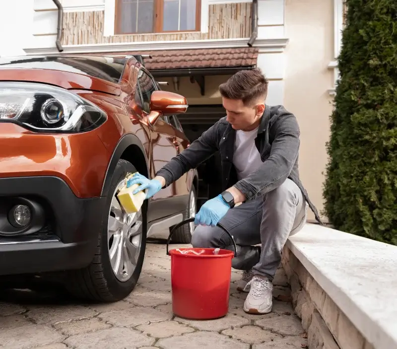 Lavage auto à domicile Castillon-du-Gard : professionnel intervenant sur un véhicule